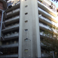 Estado original de Portugal 20, previo a la instalación de la fachada ventilada de OYRSA. Imagen de la fachada en esquina avenida de Portugal con calle Núñez de Balboa.